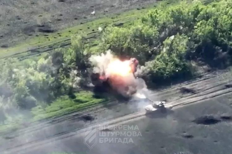 Video yang dirilis militer Ukraina mengeklaim keberadaan sebuah kendaraan militer yang digempur dekat Bakhmut. BBC belum bisa memverifikasi tanggal video ini dibuat.