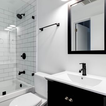 Ilustrasi kamar mandi minimalis, kamar mandi kecil.