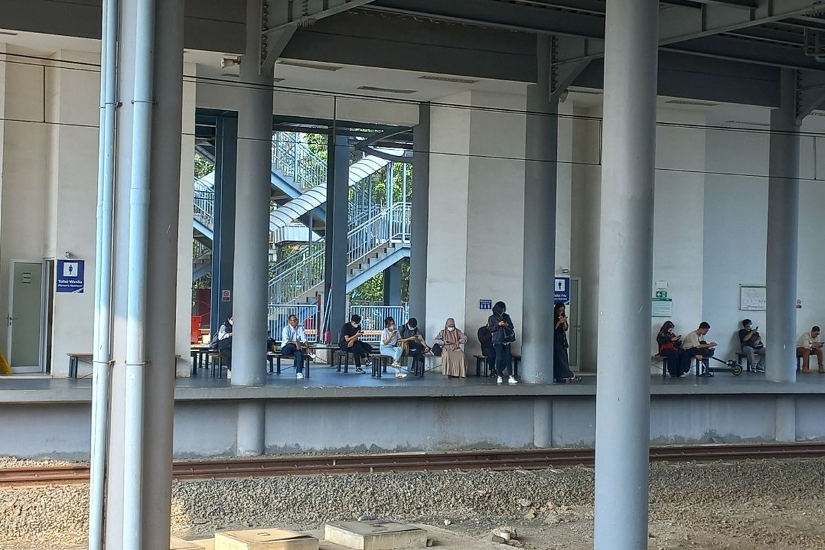 Penampakan penumpang di peron 2 Stasiun Batu Ceper, yang hendak menuju ke Jakarta menggunakan KA Bandara pada Rabu (14/6/2023).