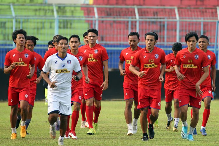 Seusai libur selama 5 bulan karena diberhentikannya kompetisi akibat pandemi virus corona,  Arema FC latihan perdana guna persiapan kelanjutan Liga 1 2020 di Stadion Kanjuruhan Kabupaten Malang, Jawa Timur, Senin (03/08/2020) sore.