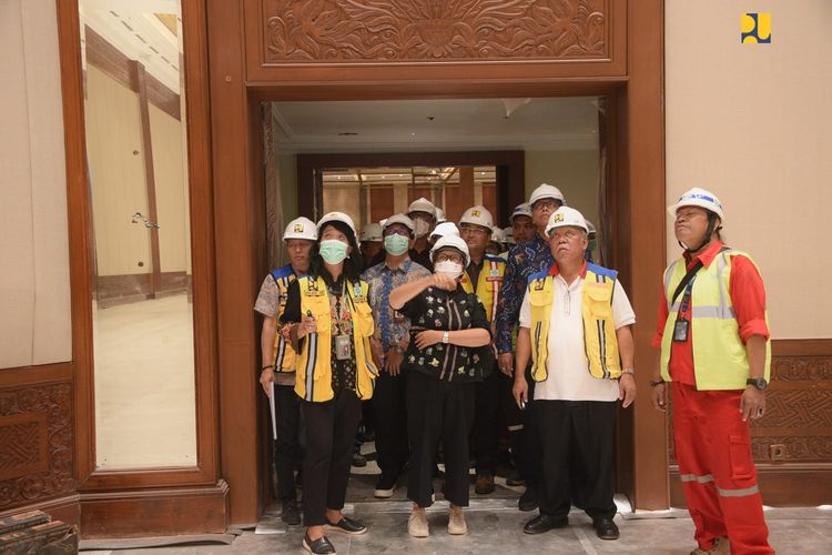 Menteri Pekerjaan Umum dan Perumahan Rakyat (PUPR) Basuki Hadimuljono bersama Menteri Luar Negeri Retno Marsudi meninjau rehabilitas Jakarta Convention Center (JCC) dalam keterangan resmi, Sabtu, (12/8/2023).