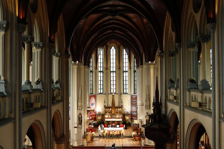 Lilin dinyalakan untuk misa pertama Malam Paskah yang dipimpin Uskup Ignatius Kardinal Suharyo Hardjoatmodjo. di Gereja Katedral Jakarta, Sabtu (11/4/2020). Untuk memutus penyebaran wabah Covid-19, Umat Katolik menjalani pekan Tri Hari Suci secara daring melalui siaran televisi maupun streaming