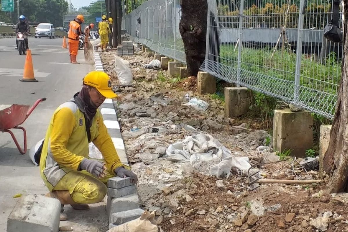 Suku Dinas Bina Marga Jakarta Selatan membenahi trotoar sepanjang 110 meter di Jalan Prof Soepomo, Menteng Dalam, Tebet, sejak 30 Desember 2021.