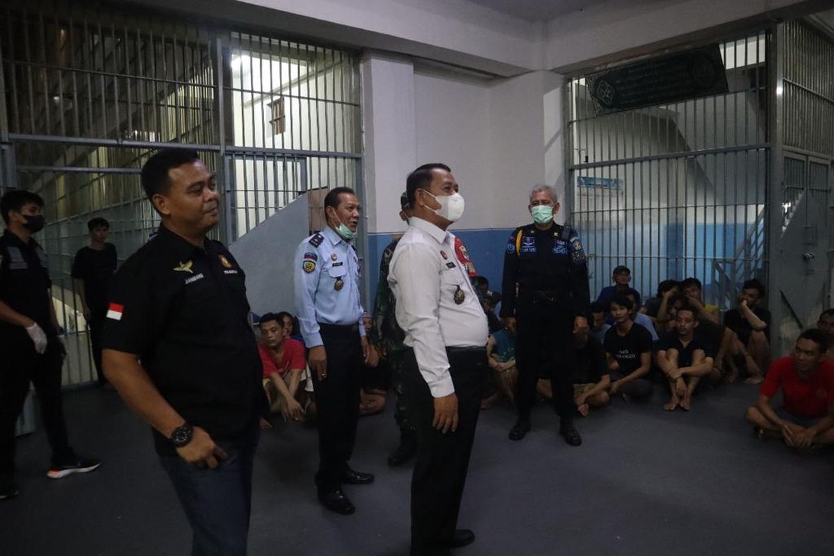 Petugas dari Lapas Kelas IIA Bulak Kapal Kota Bekasi saat menggelar inspeksi mendadak pada Rabu (21/12/2022) malam. Dari hasil penyisiran 84 kamar hunian warga binaan, petugas menemukan berbagai benda terlarang mulai dari ponsel hingga solder.