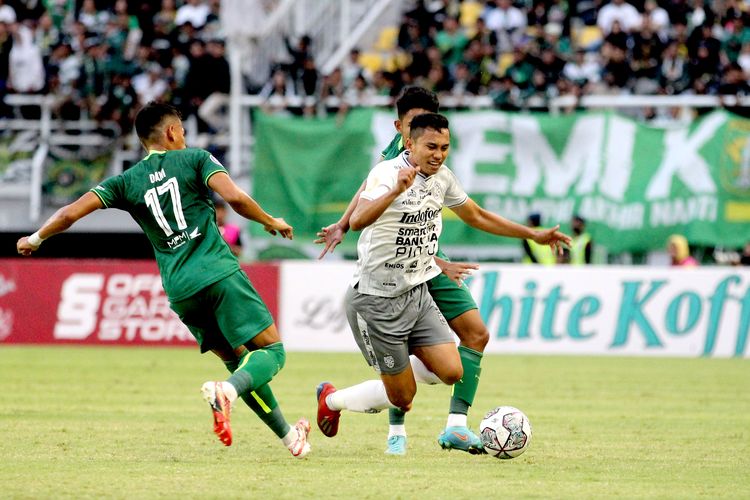 Pemain Bali United Ricky Fajrin saat pertandingan pekan ke-8 Liga 1 2022-2023 melawan Persebaya Surabaya yang berakhir dengan skor 0-1 di Stadion Gelora Bung Tomo Surabaya, Jumat (2/9/2022) sore.