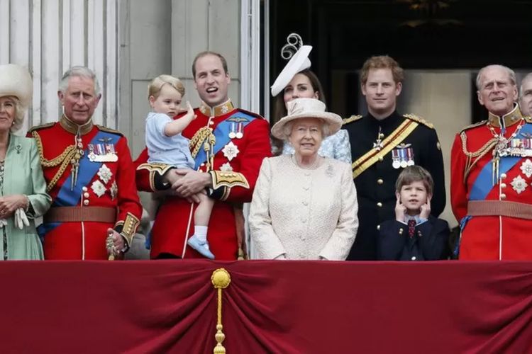 Ratu bersama keluarga penerus takhta Kerajaan Inggris saat merayakan ulang tahun Ratu Elizabeth II tahun 2015.