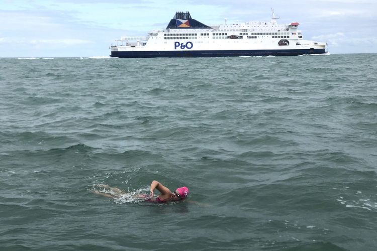 Foto ini disediakan oleh Darcie DeBlois-Rivard. Seorang perenang jarak jauh Vera Rivard (16) dari Springfield, New Hampshire, AS berenang di Selat Inggris antara Inggris dan Prancis pada Selasa (1/9/2020). 