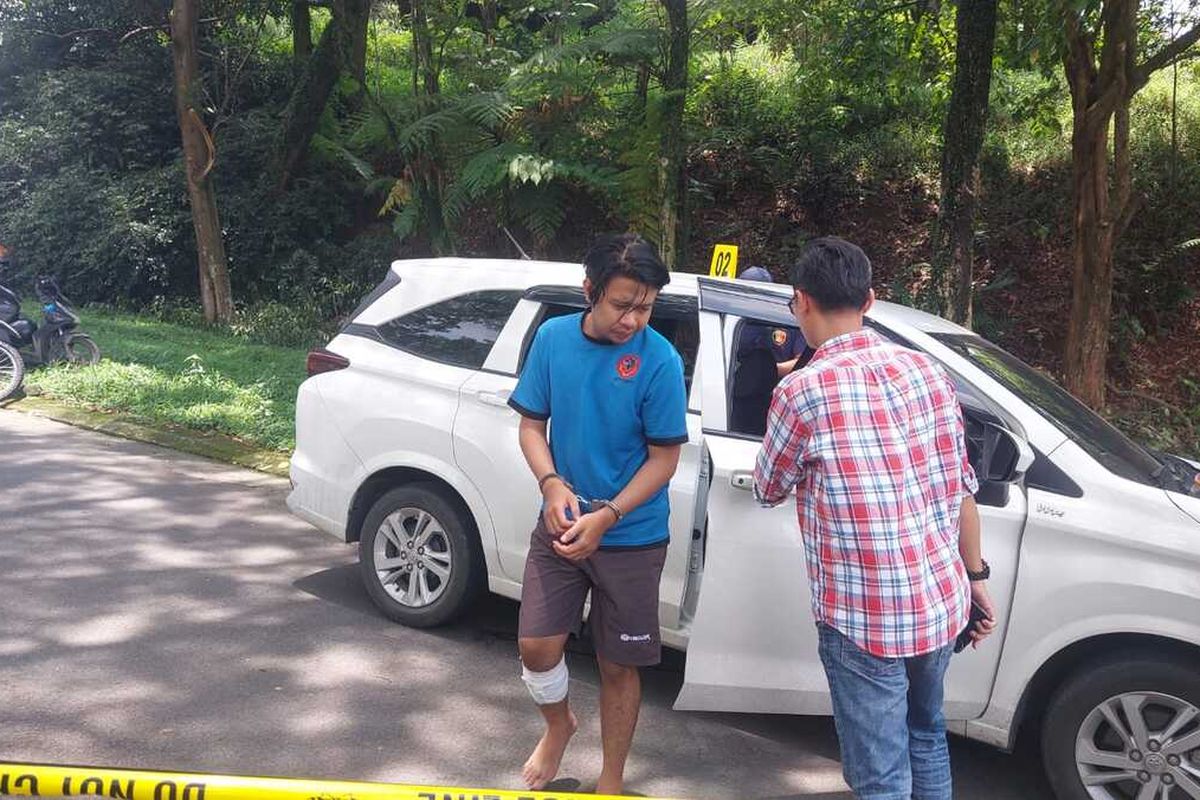 Polisi melakukan olah TKP kasus mayat perempuan yang terbungkus selimut dengan menghadirkan para pelaku di lokasi korban dibunuh yakni di Kecamatan Babakan Madang, Kabupaten Bogor, Jawa Barat, Jumat (1/3/2024).