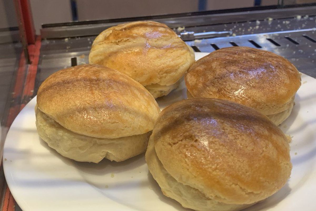 Pineapple bun dikenal juga dengan nama bo lo bao. Tekstur roti ini lembut dan sedikit renyah di bagian luarnya dan tidak mengandung nanas.