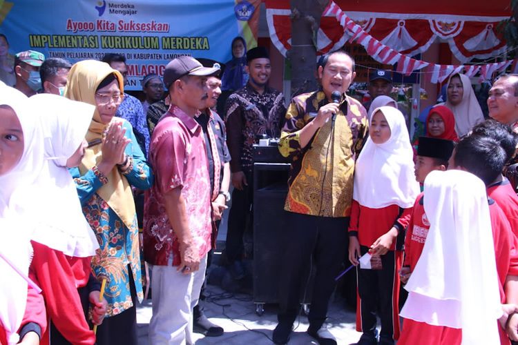 Bupati Lamongan Yuhronur Efendi (tengah) saat bertemu dengan Inayah Alfathul Jamilah di SD Negeri Kemlagigede Turi, Kamis (18/8/2022).