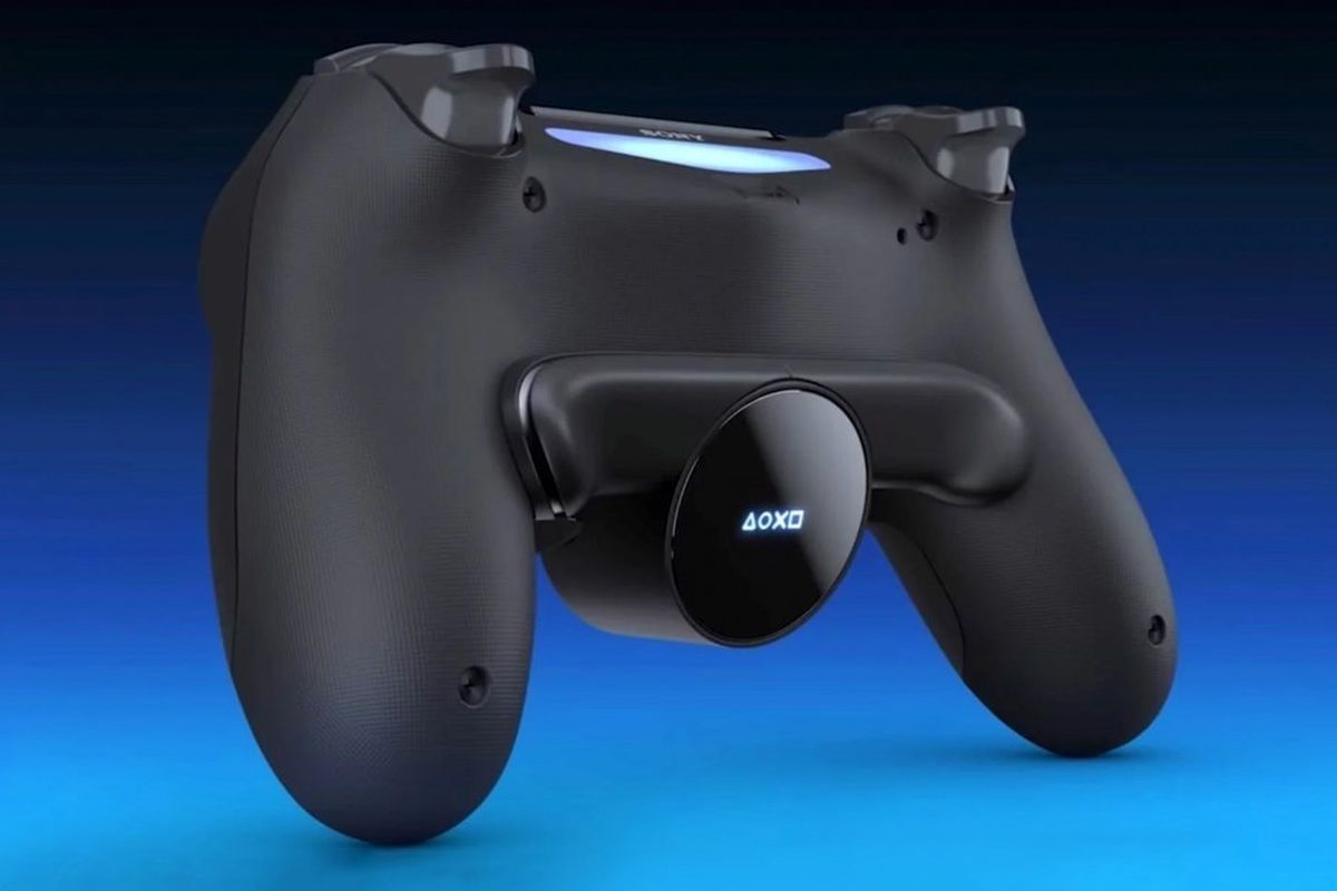 Ilustrasi Dualshock 4 Back Button yang sedang dipasang