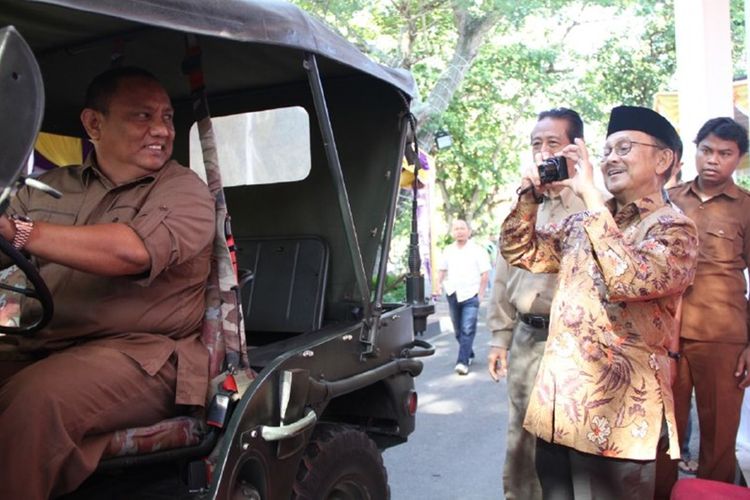 Presiden RI ke-3 BJ Habibie (kanan) mengambil foto Gubernur Gorontalo Rusli Habibie saat berkunjung ke Rumah Jabatan Gubernur, 1 Maret 2014. Momen ini menjadi kunjungan terakhir BJ Habibie di tanah kelahiran ayahnya almarhum Alwi Abdul Jalil Habibie.