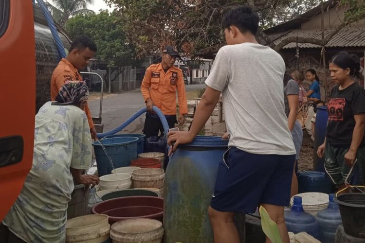 Kekeringan Melanda Tenjo Bogor, Warga Terpaksa Gunakan Air Kali untuk Mandi dan Mencuci
