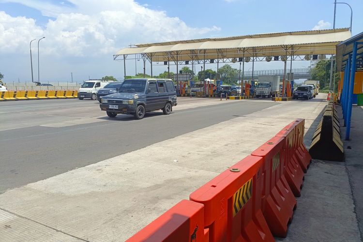 Sejumlah kendaraan asal luar kota mulai ramai menggunakan Exit Tol Cileunyi, Kabupaten Bandung, Jawa Barat pada Kamis (4/4/2024)