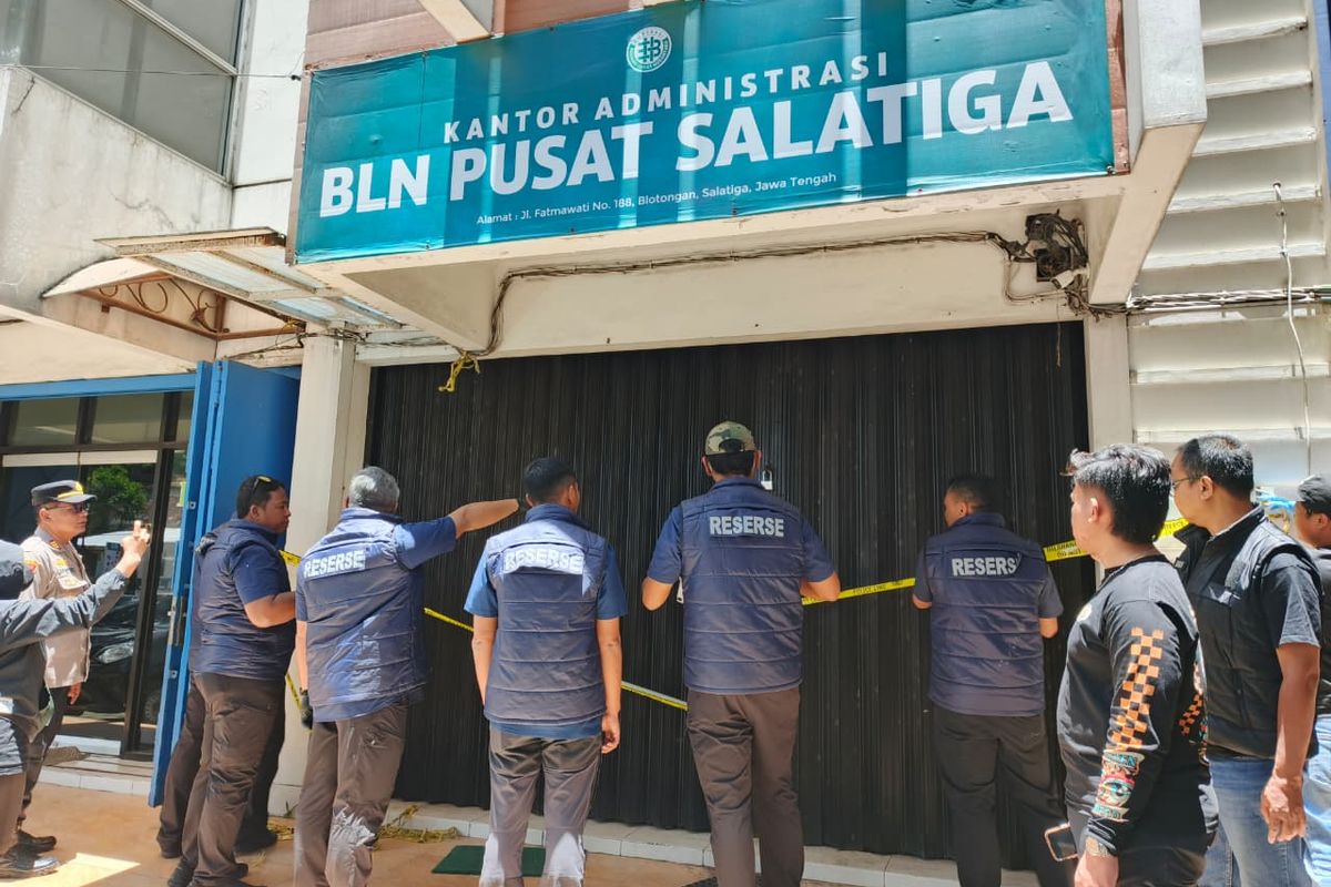 Anggota Direktorat Reserse Kriminal Khusus (Ditreskrimsus) Polda Jawa Tengah menggeledah kantor Koperasi BLN di Salatiga