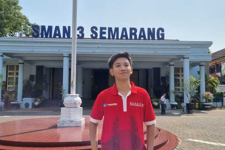 Seorang alumni SMA Negeri 3 Semarang, Maulana Fatahillah Adzima ditemui di SMAN 3 Semarang, Kamis (6/7/2023).