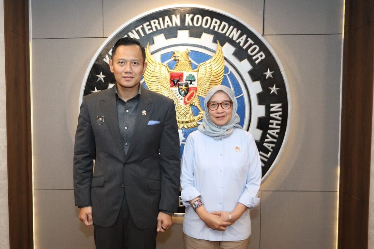 Menteri Pendayagunaan Aparatur Negara dan Reformasi Birokrasi (PANRB) Rini Widyantini bersama Menteri Koordinator (Menko) Bidang Infrastruktur dan Pembangunan Kewilayahan (Infrawil) Agus Harimurti Yudhoyono (AHY) seusai rapat koordinasi di Kantor Kemenko Infrawil, Rabu (26/11/2025).