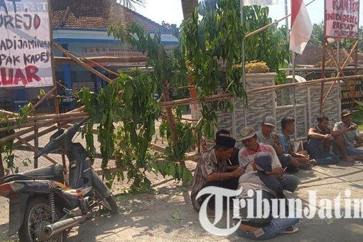 Sebagai bentuk protes, puluhan warga menyegel Kantor Desa Mundurejo, Kecamatan Umbulsari, Jember, Jawa Timur, Jumat (21/7/2023). Aksi tersebut sengaja mereka lakukan, agar Kepala Desa Mundurejo, Edi Santoso (ES) dibebaskan oleh Kejaksaan Negeri Jember, atas kasus dugaan korupsi dana desa. 
