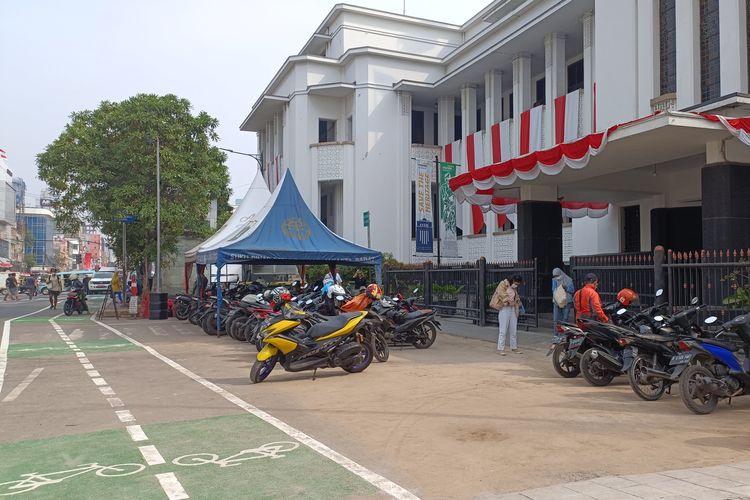 Warga beraktivitas di depan Museum Mandiri Kota Tua, Jakarta Barat, Jumat (26/08/2022). Sebagai bagian dari revitalisasi kawasan Kota Tua, para pedagang kaki lima yang biasa memadati kawasan ini turut dipindahkan.