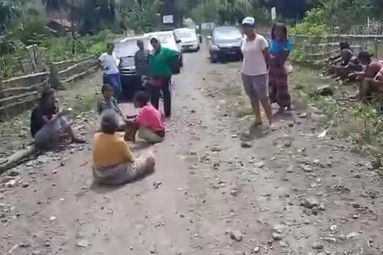 Foto : Ibu-ibu di Desa Rendu Butowe, Kecamatan Asesa Selatan, Kabupaten Nagekeo, NTT, mengadang petugas apprasisal dan aparat kepolisian di tengah jalan menuju lokasi pembangunan waduk Lambo, pada Sabtu (25/9/2021).