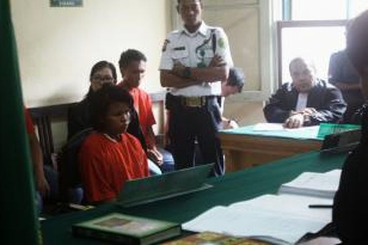 Timeria Waruwu mendengarkan pembacaan vonis putusan hakim, Senin (26/10). Dia terbukti menyebabkan hilangnya nyawa Keiza Natalia dan di hukum 12 tahun penjara. 