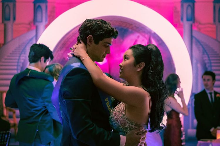 Noah Centineo dan Lana Condor dalam film To All the Boys: Always and Forever