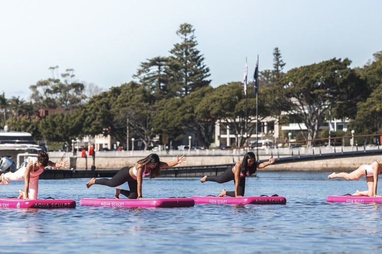 Pengalaman floating yoga bersama dengan Soulace Jakarta. Floating yoga termasuk olahraga unik di atas air yang menantang keseimbangan tubuh sekaligus memberi kesenangan. Simak manfaat dan biayanya.