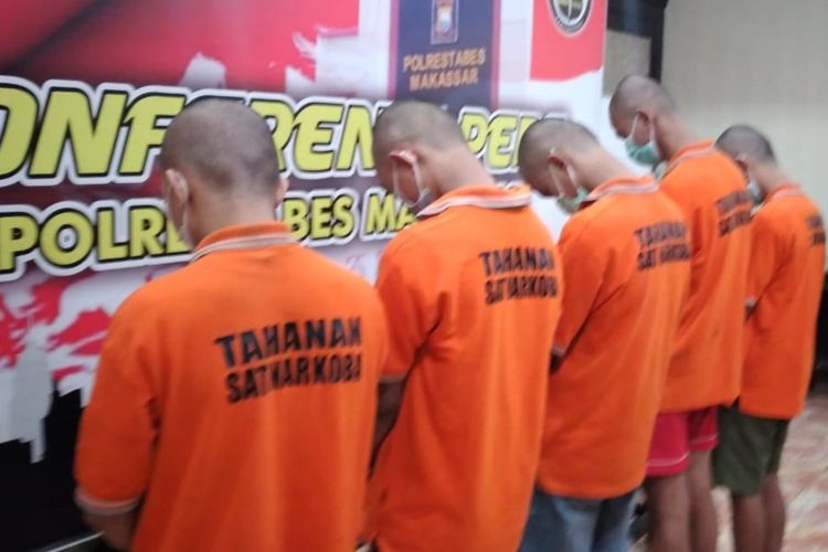 5 pemuda yang dihadikan tersangka kasus peredarab narkoba jenis tembakau sintetis di Mapolrestabes Makassar, Sabtu (13/3/2021).