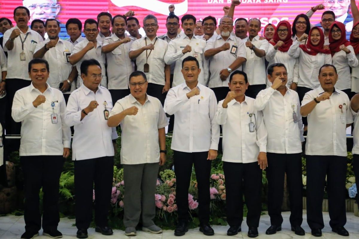 Menteri Sosial Juliari P. Batubara saat bersama para peserta Pembinaaan Pegawai dilingkungan BP3S.