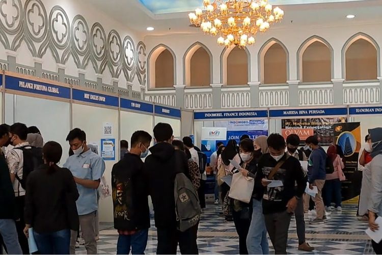 Suasana pameran bursa kerja yang digelar oleh Pemerintah Kota Jakarta Pusat untuk memfasilitasi para pencari kerja untuk mendapatkan pekerjaan yang diselenggarakan di Gajah Mada Plaza, Gambir, Jakarta Pusat, pada 7-8 November 2022.