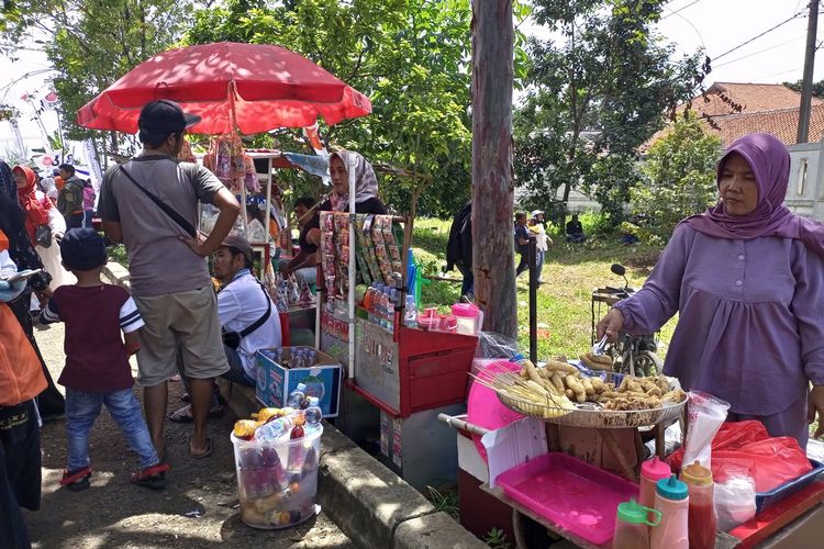 Pedagang asongan saat kampanye akbar calon presiden nomor urut 1, Anies Baswedan di GOR Parung, Kabupaten Bogor, Jawa Barat, Senin (22/1/2024).