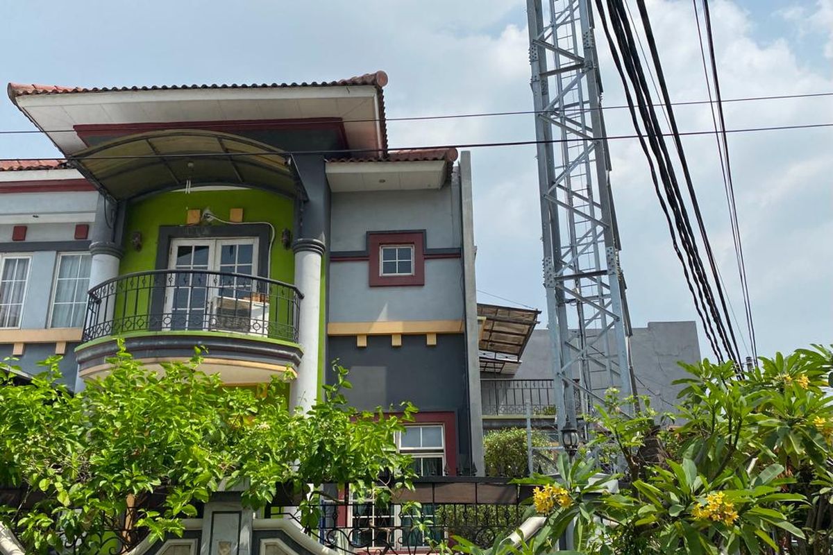 Tower BTS yang berdiri di atas lahan pekarangan rumah warga di Kompleks Taman Semanan Indah, RT 010 RW 012, Kalideres, Jakarta Barat, Rabu (7/6/2023). 