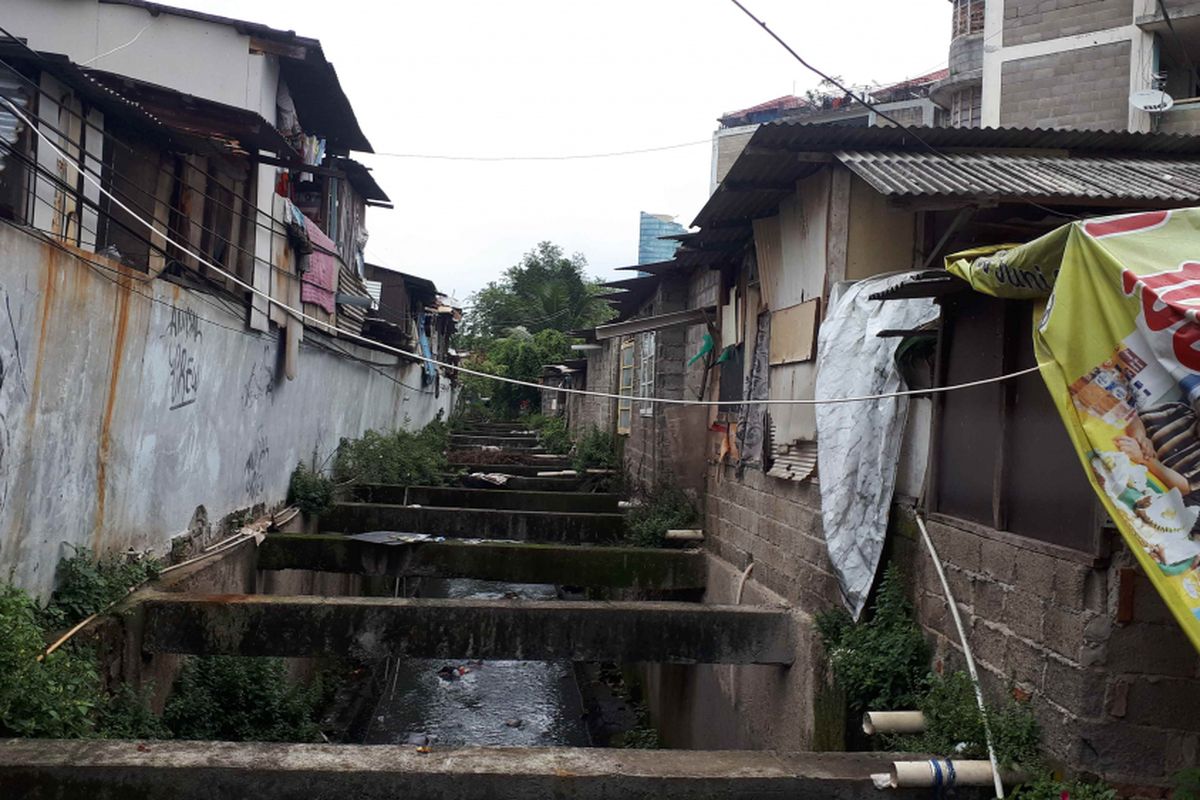 Rumah warga korban penggusuran rusun Petamburan, Jakarta Pusat dibangun di atas gorong-gorong saluran air. Foto diambil Rabu (16/1/2019).