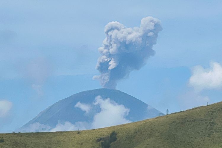 Gunung Semeru meletus dilihat dari Bukit Premium, Pasuruan, Selasa (24/6/2025).