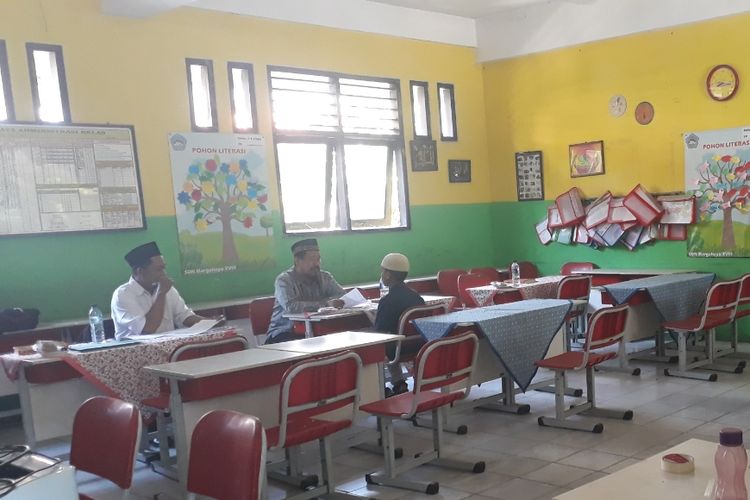 Suasana tes hafalan Al Quran pada PPDB SMP Negeri di Kota Bekasi yang berlokasi di SDN 05 Margahayu, Bekasi Timur, Kota Bekasi, Rabu (19/6/2019).