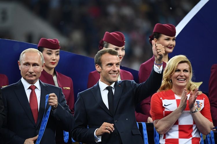 Presiden Rusia Vladimir Putin bersama Presiden Perancis Emmanuel Macron dan Presiden Kroasia Kolinda Grabar-Kitarovic sesaat sebelum penyerahan piala untuk Perancis yang menjuarai Piala Dunia 2018.