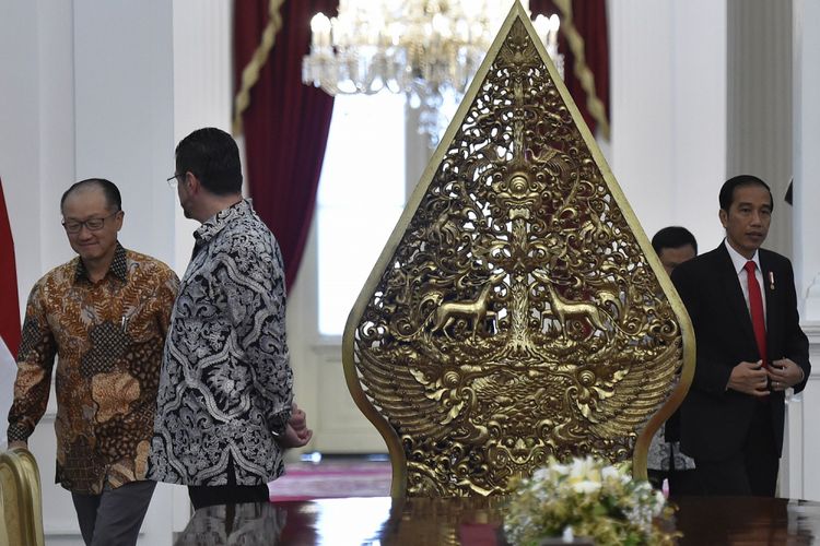 Presiden Joko Widodo (kanan) bersama Presiden Bank Dunia Jim Yong Kim (kiri) bersiap melakukan pertemuan di Istana Merdeka, Jakarta, Rabu (26/7). Presiden dan Bank Dunia dalam pertemuan tersebut membahas persiapan annual meeting IMF-World Bank 2018 yang diselenggarakan di Bali, serta apresiasi Presiden Joko Widodo atas peran Bank Dunia dalam membantu memperbaiki kualitas fiskal Indonesia. ANTARA FOTO/Puspa Perwitasari/foc/17.