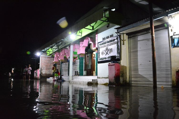 Warga Dusun Beluk Desa Jombok Kecamatan Kesamben Kabupaten Jombang Jawa Timur, pada Selasa (7/5/2019) malam, mulai bisa menggunakan Musholla di Dusun tersebut untuk menjalankan ibadah shalat tarawih. Musholla di Dusun tersebut sempat tidak bisa digunakan akibat dikepung banjir sejak Rabu (1/5/2019) lalu. 