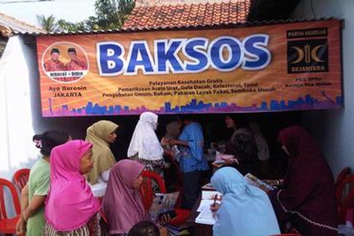 Warga mengikuti pengobatan gratis yang diselenggarakan pasangan calon Hidayat-Didik