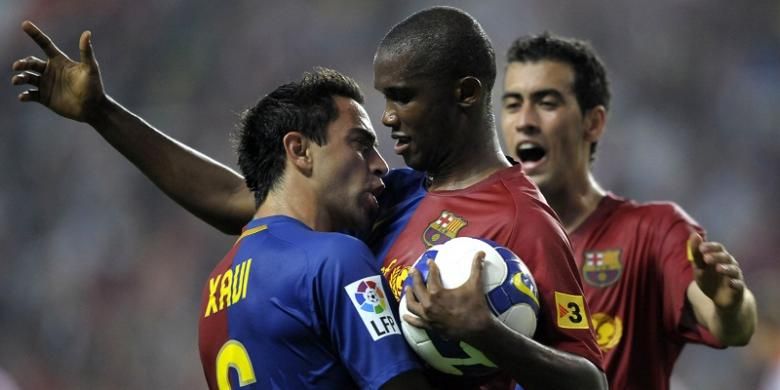 Samuel Eto'o merayakan gol ke gawang Sporting Gijon bersama rekan setimnya, Xavi Hernandez, dalam laga La Liga di Stadion Molinon, 21 September 2008.