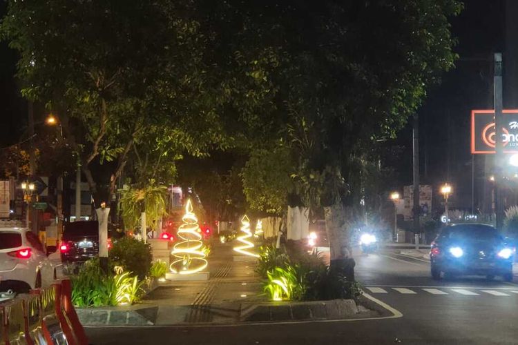 Ornamen-ornamen Natal yang dipasang di sekitar Jalan Suroto, Kota Yogyakarta