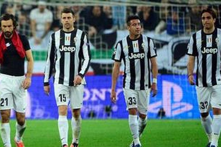 Gelandang Juventus, Andrea Pirlo (kiri), dan rekan-rekannya, termasuk striker Alessandro Matri (kanan), bereaksi setelah dikalahkan Bayern Muenchen 0-2 dalam laga kedua Liga Champions di Juventus Stadium, Turin, Rabu (10/4/2013). 