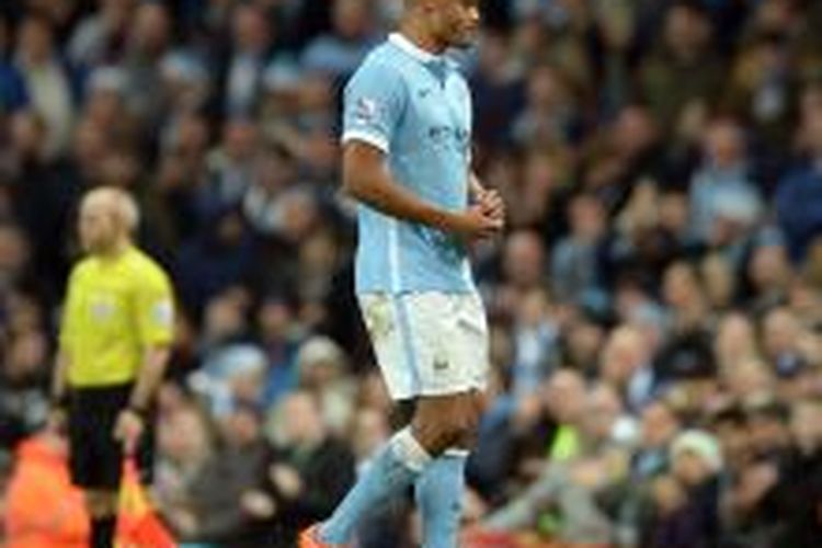 Ekspresi kekecewaan bek Manchester City, Vincent Kompany, saat harus meninggalkan lapangan karena cedera, pada lanjutan Premier League kontra Sunderland di Stadion Etihad, Sabtu (26/12/2015).