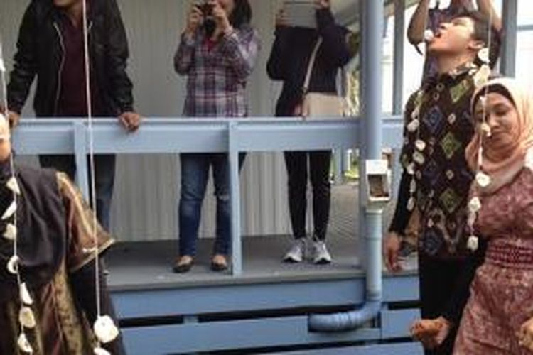Lomba makan kerupuk mungil mewarnai peringatan hari jadi ke-69 Republik Indonesia yang diselenggarakan di Epsom Campus University of Auckland di Auckland, Selandia Baru, Minggu (17/6/2014).
