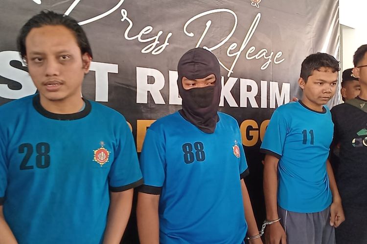 Polisi menangkap tiga tersangka penembakan seorang pria berinisial MAF (22). Ketiga tersangka berinisial SI alias Joday (18), AR (17), dan AZ alias Roy (30). Mereka dihadirkan di Mapolres Bogor, Cibinong, Jawa Barat, saat konferensi pers, Selasa (6/8/2024).