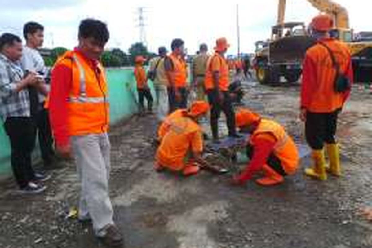 Seratusan tim kebersihan diturunkan untuk membersihkan puing sisa reruntuhan bekas bongkaran yang menutupi Jalan Kepanduan II di Kalijodo. Jalan ini dibersihkan agar akses masuk dapat digunakan lagi. Senin (29/2/2016)