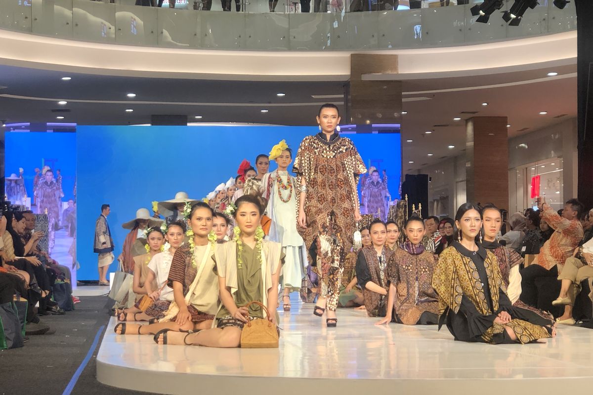 Koleksi eksklusif dengan sentuhan wastra Nusantara di Jogja Fashion Trend 2023, Mall Pakuwon Jogja, Yogyakarta.