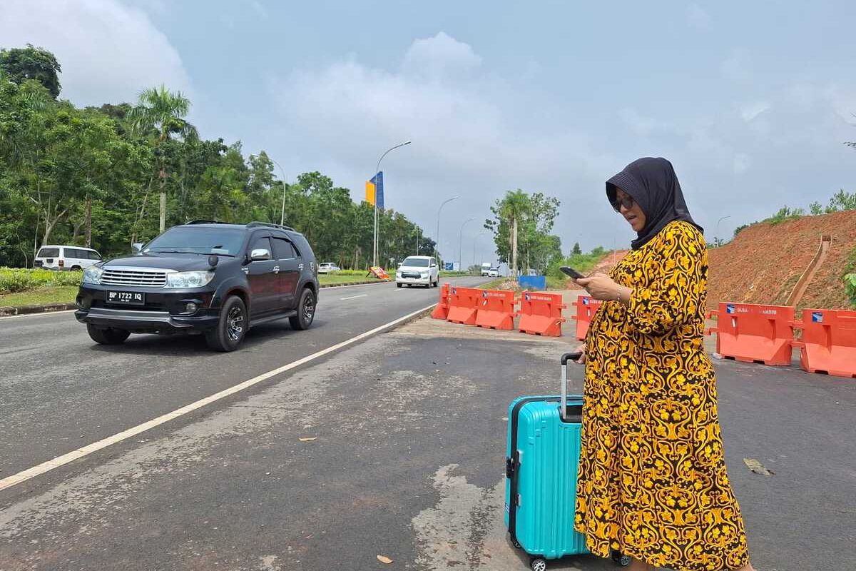 Sari (36), salah seorang warga Nagoya, yang ditemui di titik penjemputan Taksi Online mengaku senang dengan kebijakan ini, karena meski harus berjalan kaki lebih kurang 2 km, namun dirinya sudah bisa menikmati jasa taksi online, yang harganya jauh lebih murah dibandingkan dengan taksi konvesional di Bandara.