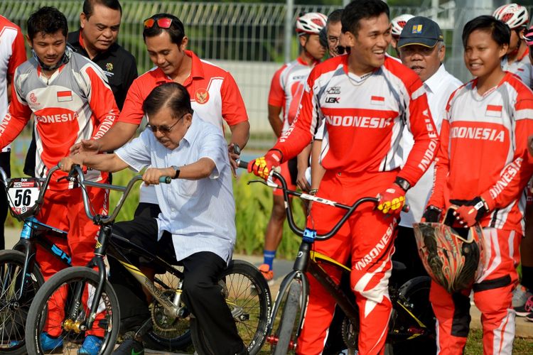 Wakil Presiden Jusuf Kalla (ketga kiri) mencoba sepeda BMX ketika meninjau venue BMX di BMX International Center Pulomas, Jakarta, Jumat (29/6). Kunjungan wapres kesejumlah venue tersebut untuk melihat kesiapan venue dan pelatnas jelang pelaksanaan Asian Games 2018 pada Agustus mendatang. ANTARA FOTO/Wahyu Putro A/Spt/18