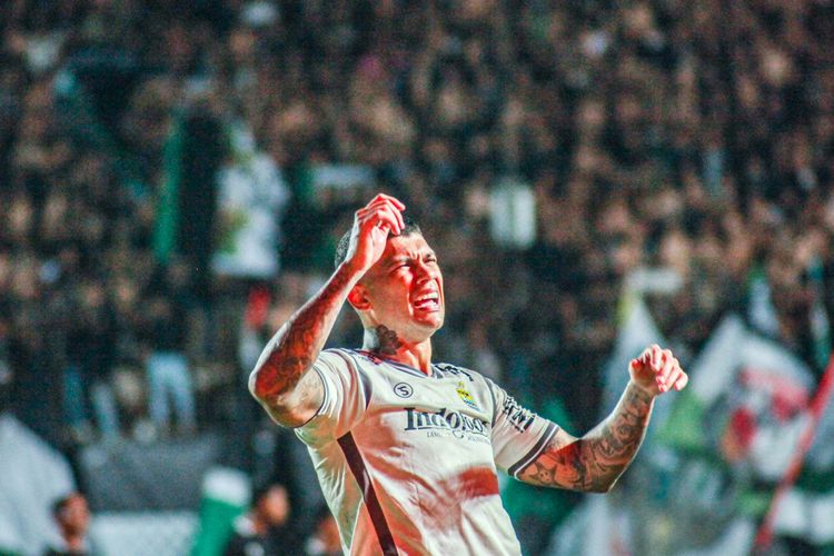 Striker asing Persib Bandung, Ciro Alves, menangis usai laga PSS Sleman vs Persib Bandung berakhir. Persib menang 1-0.